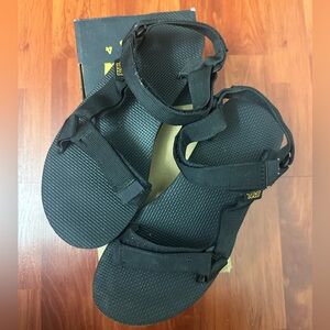 MAY SALE‼️ Black Teva sandals